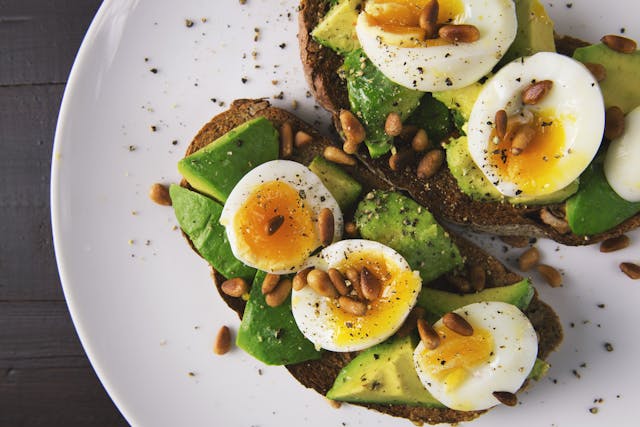 tostada con aguacate y huevos