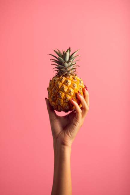 mujer con piña en la mano