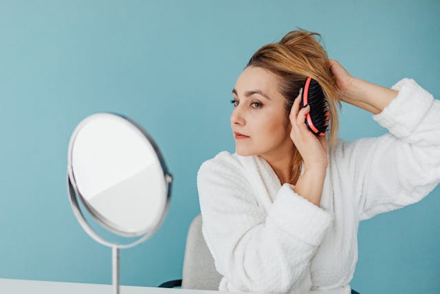 mujer peinando su pelo