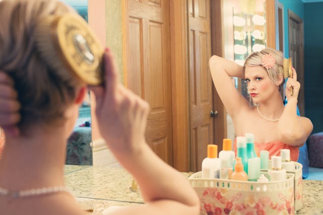 mujer peinando pelo corto rubio